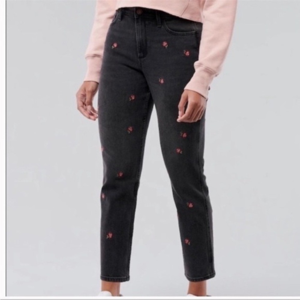 Hollister Curvy High Rise Mom Jeans W25 L27 Black Pink Rose Embroidered